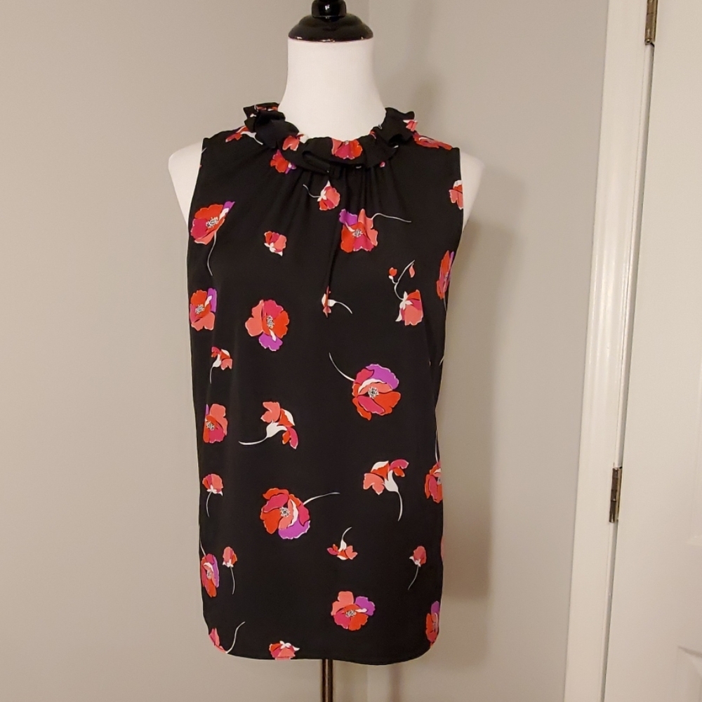 Feminine sleeveless blouse